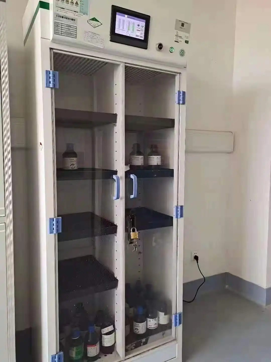 What quantities of flammable liquids can be stored in a cabinet?